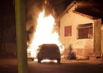 Casal volta de celebração e carro pega pega fogo na Vila Industrial