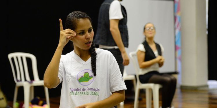 Tradução em Libras de encenação com temática inclusiva no lançamento de mais uma turma do projeto Agentes de Promoção da Acessibilidade, da ONG Escola de Gente, na Biblioteca Parque da Rocinha, Foto: Fernando Frazão/Agência Brasil