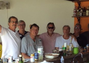 Robertão, de camiseta cinza, sentado, em reunião com ex-jogadores de basquete. Foto: Reprodução