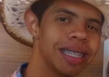 Motociclista de 22 anos não resiste a ferimentos e namorada consegue se salvar de acidente