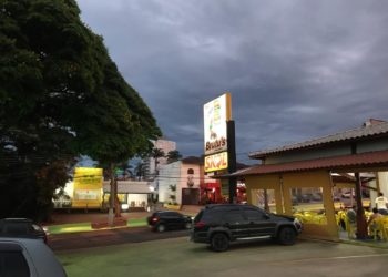 Procura-se um moço de camisa rosa em Franca, alguém tem uma pista?