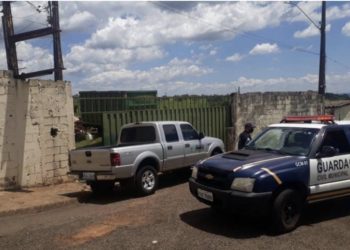 Operação em ferro velho interdita estabelecimento e localiza fugitivo da Justiça