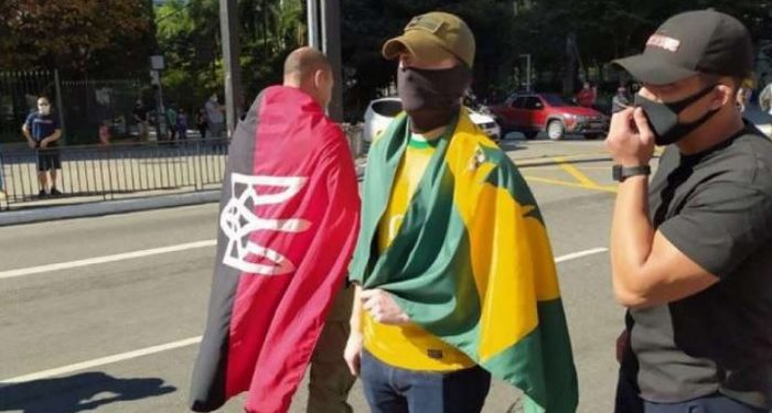 Bandeira preta e vermelha simboliza simpatizantes do fascismo, nazismo. Foto: Reprodução