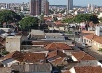 Vídeo: Balão gigante é visto sobrevoando região central de Franca