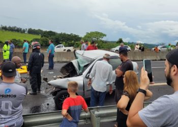 Acidente entre carros na Ronan Rocha mata uma pessoa e interdita rodovia