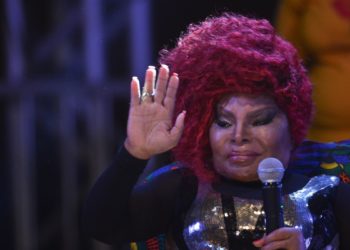 A cantora Elza Soares, faz show na abertura da oitava edição do Festival Latinidades, maior festival de mulheres negras da América Latina (Marcello Casal Jr/Agência Brasil)