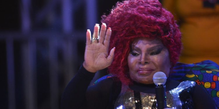 A cantora Elza Soares, faz show na abertura da oitava edição do Festival Latinidades, maior festival de mulheres negras da América Latina (Marcello Casal Jr/Agência Brasil)