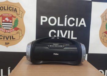 Homem vai preso por não pagar fiança de R$ 1 mil após flagrante de receptação de rádio