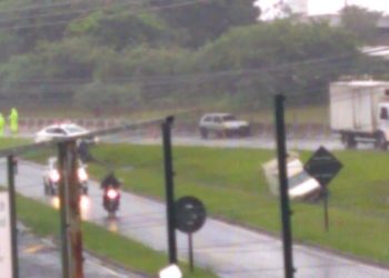 Vídeo: Força da água consegue cobrir ponte em avenida em poucos segundos e causa acidente