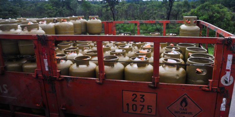 botijão de 13 quilos de gás de cozinha