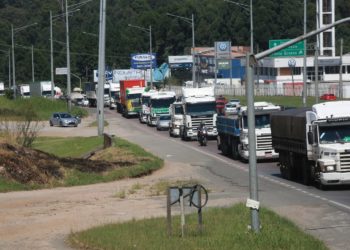 Caminhoneiros reagem à mega-alta do diesel: “O Brasil vai parar”