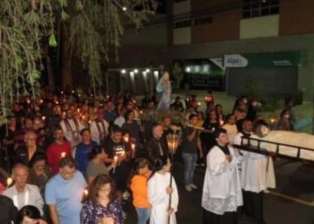 Procissão de via sacra reúne centenas de pessoas no Centro