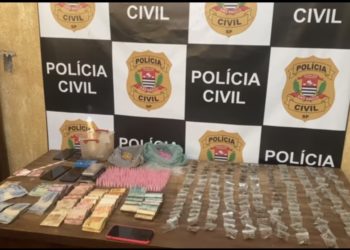 Cidade turística da região tem operação e Polícia Civil encontra R$ 14 mil e cocaína