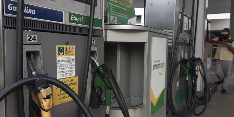 Petrobras reajusta em 12% o preço da gasolina nas refinarias a partir desta quinta-feira