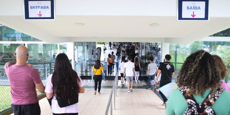 Participantes do Exame Nacional do Ensino Médio (Enem) 2021 fazem, neste domingo (28), segundo dia de avaliação, provas de matemática e de ciência da natureza.