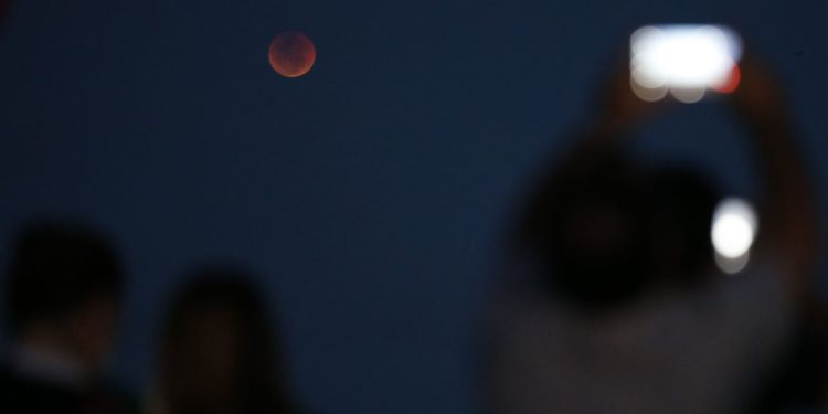 Grupos de visitantes e estudiosos se reúnem no Forte de Copacabana para observar o eclipse total da lua, em que o astro ganha tons avermelhados, conhecido como Lua de Sangue.