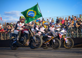 As equipes Xtreme Manobras Radicais, Cachorrão Moto Show e Força & Ação levaram o público das arquibancadas e do entorno da pista ao delírio. Foto: Vanderlei Ribeiro/Divulgação