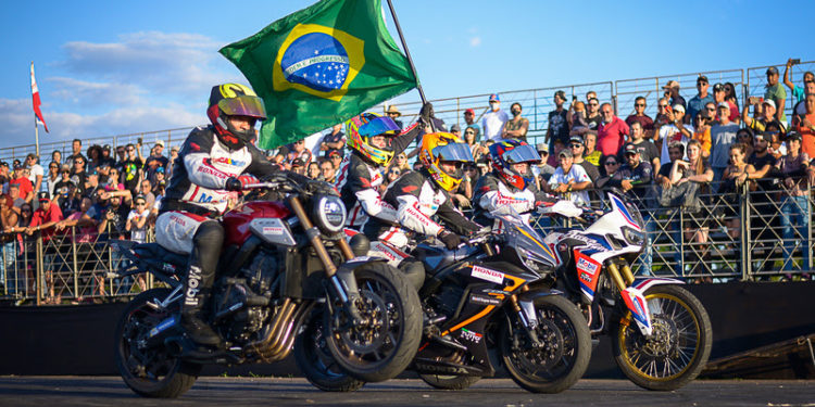 As equipes Xtreme Manobras Radicais, Cachorrão Moto Show e Força & Ação levaram o público das arquibancadas e do entorno da pista ao delírio. Foto: Vanderlei Ribeiro/Divulgação