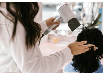 Vagas abertas para cursos gratuitos em barbearia e auxiliar de cabeleireiro feminino
