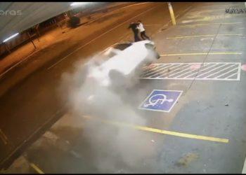 Vídeo: Bandido furta carro e na fuga invade calçada onde casal caminhava