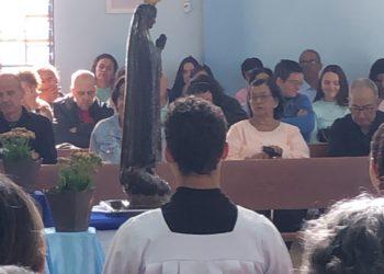 Imagem de santa que verte mel visita paróquia de Cristais Paulista