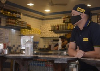 Lanchonetes, bares e restaurates do Rio de Janeiro reabrem hoje(2) com restrição de horário, lotação e distância entre mesas.