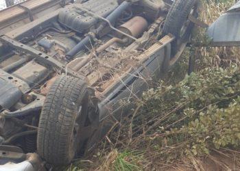 Bandidos capotam caminhonete roubada e conseguem sair ilesos de acidente