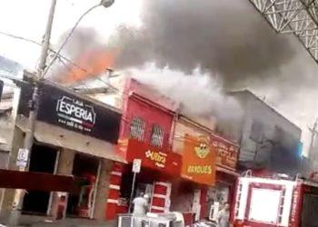 Vídeo: Em frente do terminal Ayrton Senna, pastelaria pega fogo e fecha trânsito no Centro