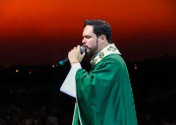 Em Hallel, jovens entregam maconha e cocaína em altar após padre Adriano Zandona fazer pedido