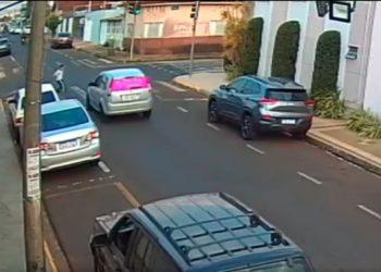 Vídeo: Menino de 9 anos atravessa cruzamento na Vila Nova e é atropelado por veículo