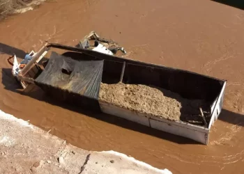 Motorista cai com caminhão em rio em Patrocínio Paulista