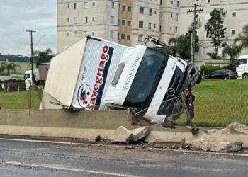 Acidente envolvendo 3 carros interdita Cândido Portinari próximo ao Franca Shopping