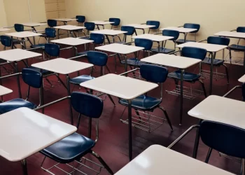 Crianças levam facas às escolas para se defenderem de supostos ataques