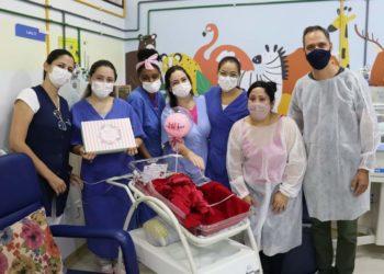 Após 119 dias, bebê recebe alta da UTI em Franca
