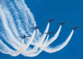 Caça da Marinha não consegue se apresentar, mas Esquadrilha da Fumaça leva multidão ao aeroporto