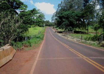 Mulher capota carro em vicinal após buscar neto de 7 anos na escola