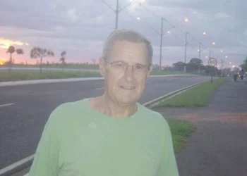 Carlos Henrique faz uma pose, aproveitando o belo amanhecer. Ele costuma fazer caminhadas bem cedo, com o amigo Milton Paranhos. Foto: Que fim levou