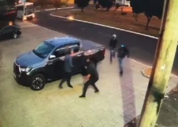 Veja vídeo: Assaltantes aterrorizam vítimas durante assalto no Distrito Industiral, em Franca