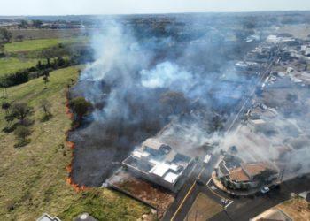 Incêndio perto do Residencial Amazonas causa transtorno para moradores e mobiliza Bombeiros