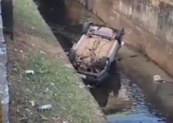 Motorista perde o controle e cai em córrego sem área de proteção, em Franca