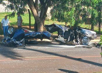 Carro de jovem fica destruído após bater em árvore na avenida Orestes Quércia