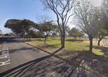 Pessoas encontram homem de 84 anos morto em praça do Jardim do Éden