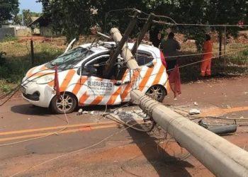 Homem é hospitalizado após poste de energia cair em cima de carro  em Igarapava