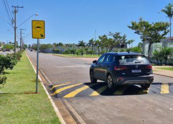 Nove meses depois de solicitar redutores de velocidade no Parque Universitário, Prefeitura de Franca começa instalar equipamentos