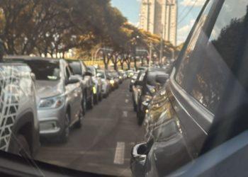 Obra de recuperação na avenida Rio Amazonas durante horário de pico gera congestionamento longo