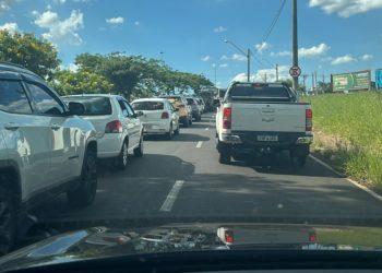 Obra de recuperação na avenida Rio Amazonas durante horário de pico gera congestionamento longo