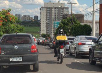 Obra de recuperação na avenida Rio Amazonas durante horário de pico gera congestionamento longo
