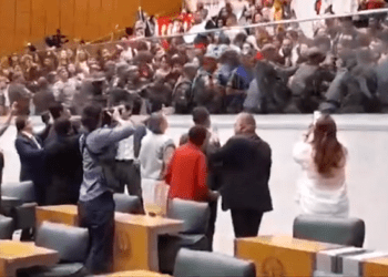 Assista ao vivo: Votação sobre privatização da Sabesp em São Paulo tem confusão e presença da Polícia Militar