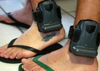 Quase metade dos monitorados por tornozeleira são acusados de violência contra a mulher