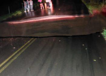 Chuva forte derruba ponte e destrói acesso a Águas Quentes